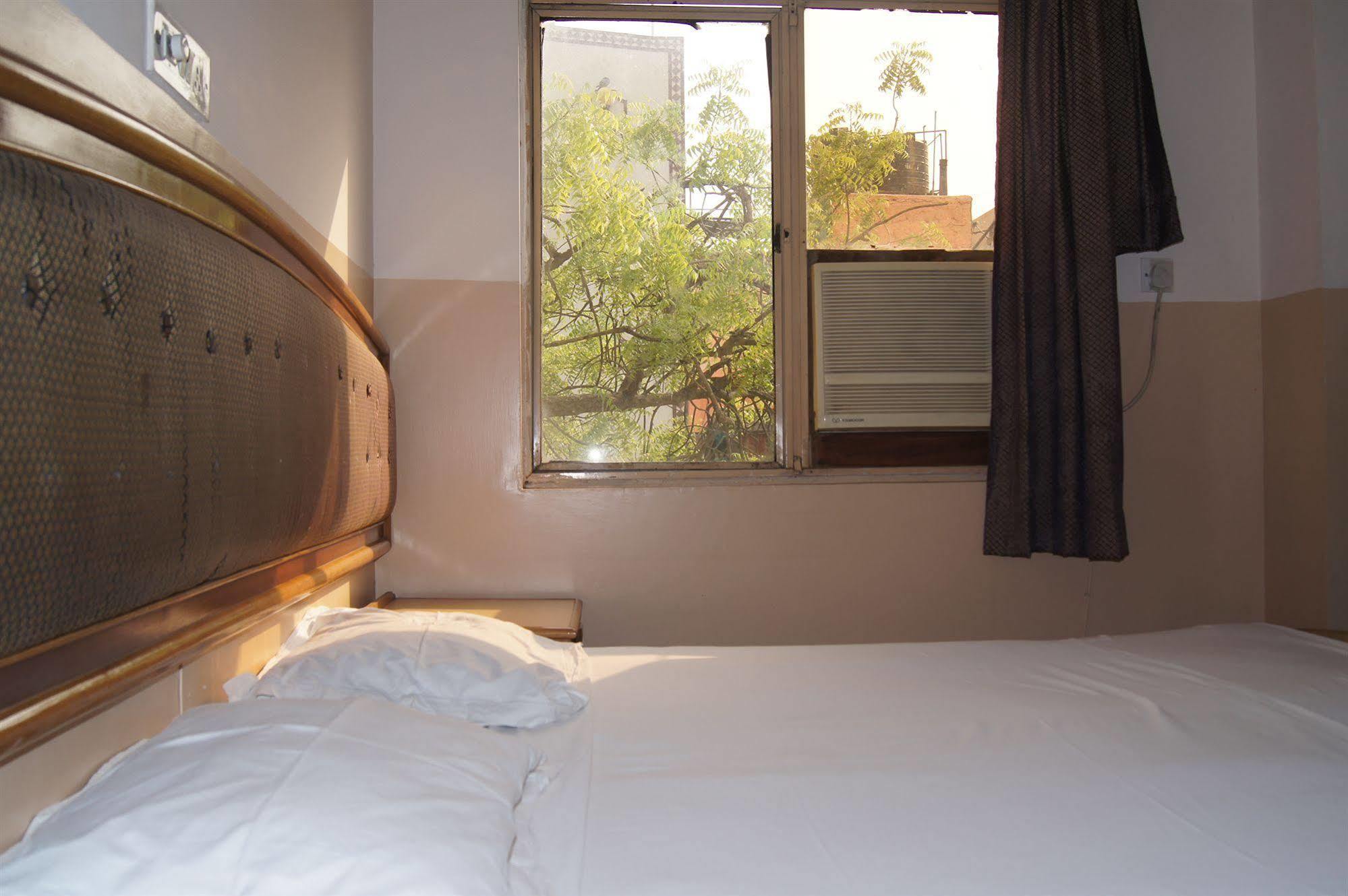 Hotel Westend Holiday Home 5 Mint From Nizamuddin Railway Station New Delhi Bagian luar foto